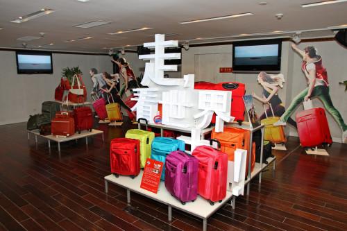 向来宾展示最新美旅箱包各具特色的产品系列